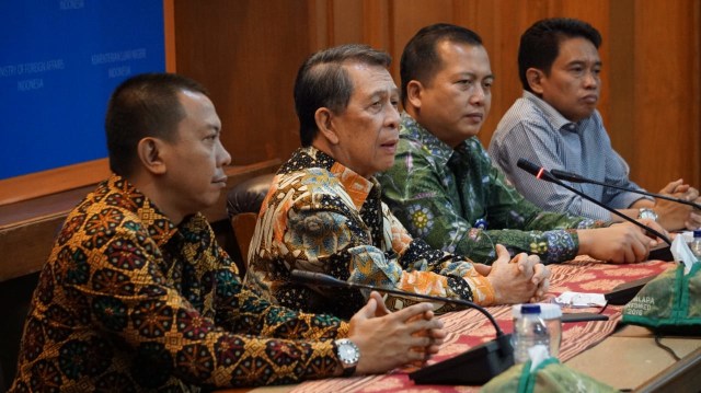 (ki-ka) Bupati Kabupaten Selayar,  M. Basli Ali, dan Dubes RI untuk Filipina, DR. Sinyo Harry Sarundajang, di konferensi pers terkait penyerahan 3 WNI dari Filipina di Kemenlu, Jakarta, Rabu (19/9/2018). (Foto: Helmi Afandi Abdullah/kumparan)