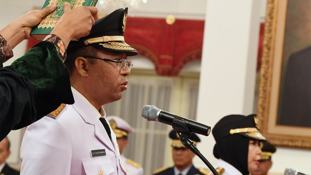Gubernur NTB terpilih Zulkifliemansyah (kiri) dan Wakil Gubernur terpilih Sitti Rohmi Djalilah (kanan) mengikuti prosesi pelantikan di Istana Negara (Foto: ANTARA FOTO/Wahyu Putro)