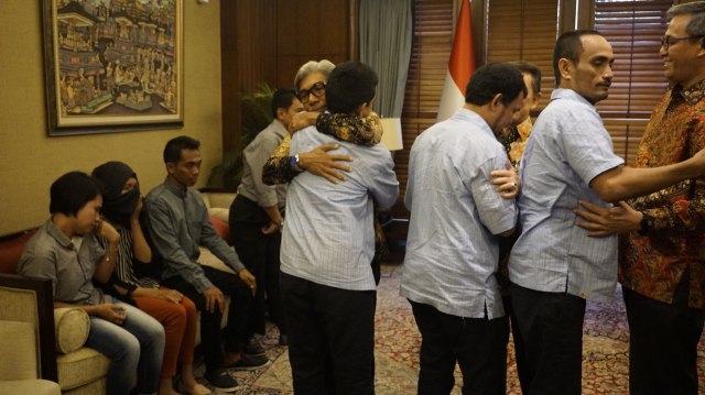 Kemlu serah terimakan WNI yang lepas dari panyenderaan di Filipina. (Foto: Dok. Direktorat Perlindungan WNI Kementerian Luar Negeri)