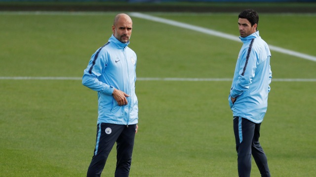 Pep Guardiola (kiri) dan tangan kanannya di City, Mikel Arteta (kanan). (Foto: Action Images via Reuters/Andrew Boyers)