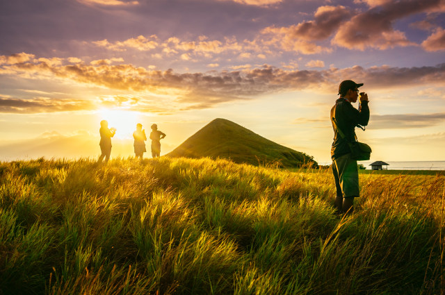 Wisatawan di Pulau Kenawa, Sumbawa (Foto: Flickr / Ahmad Syukaery)