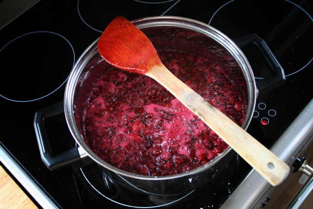 Memasak selai (Foto: Shutterstock)
