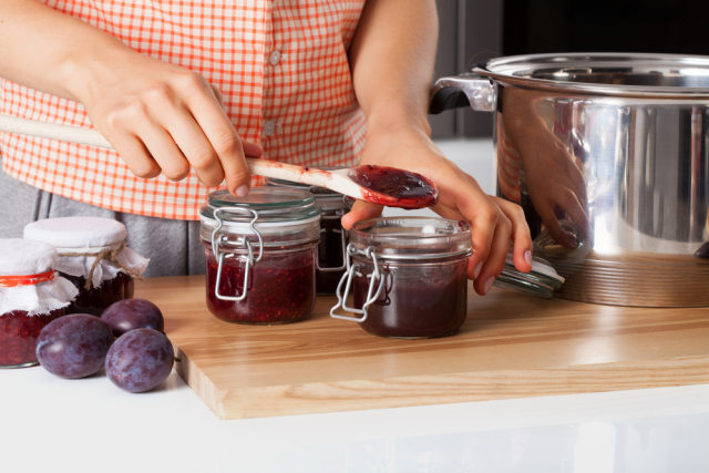 Membuat selai (Foto: Shutterstock)