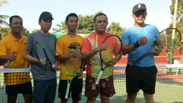 Eks Gubernur NTB Muhammad Zainul Majdi (kedua kiri) bersama Deputi Penindakan KPK Brigjen Firli (kedua kanan) di lapangan Tenis Wira Bhakti. (Foto: Facebook/Farid Makruf)