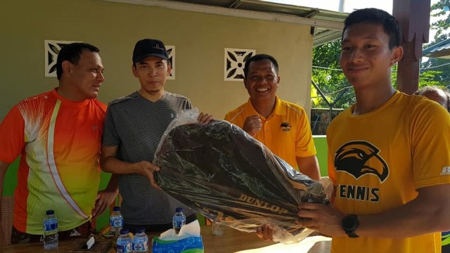 Eks Gubernur NTB Muhammad Zainul Majdi (kedua kiri) bersama Deputi Penindakan KPK Brigjen Firli (kiri) di lapangan Tenis Wira Bhakti. (Foto: Facebook/Farid Makruf)