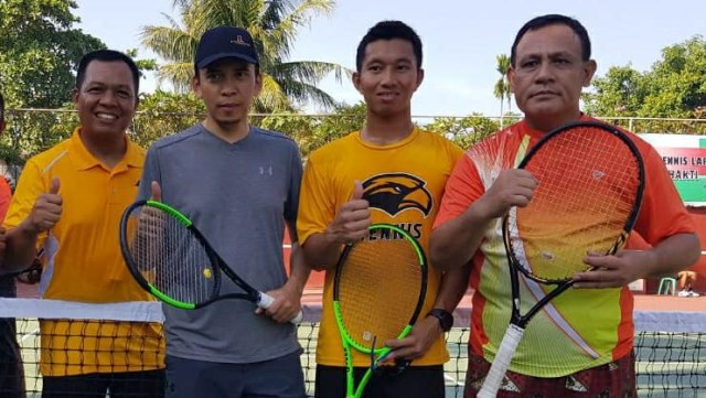 Eks Gubernur NTB Muhammad Zainul Majdi (kedua kiri) bersama Deputi Penindakan KPK Brigjen Firli (kanan) di lapangan Tenis Wira Bhakti. (Foto: Facebook/Farid Makruf)