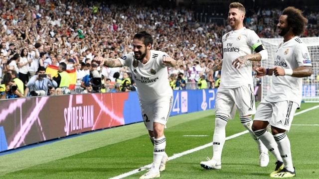 Isco, Ramos, Marcelo rayakan gol ke gawang AS Roma. (Foto: OSCAR DEL POZO / AFP)