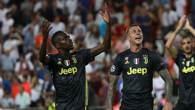 Blaise Matuidi, Federico Bernardeschi, dan Leo Bonucci merayakan kemenangan Juventus di kandang Valencia. Foto: Reuters/Sergio Perez