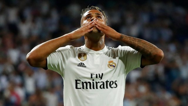 Penyerang Real Madrid, Mariano Diaz, melakukan selebrasi usai membobol gawang Roma. (Foto: Reuters/Juan Medina)