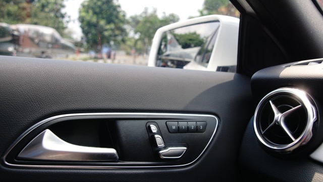 Pengaturan jok Mercedes Benz GLA 200 AMG Line (Foto: Aditya Pratama Niagara/kumparanOTO)