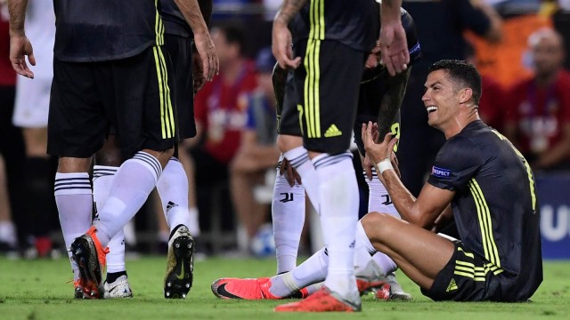 Saat Cristiano Ronaldo mendapatkan kartu merah dalam pertandingan melawan Valencia, Kamis (20/9/2018). (Foto: AFP/Javier Soriano)