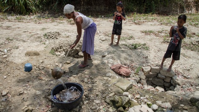 Warga mengambil air dari lubang yang digali di dasar sungai yang kering di Desa Glagah, Tangen, Sragen, Jawa Tengah, Rabu (19/9). (Foto:  ANTARA FOTO/Mohammad Ayudha)