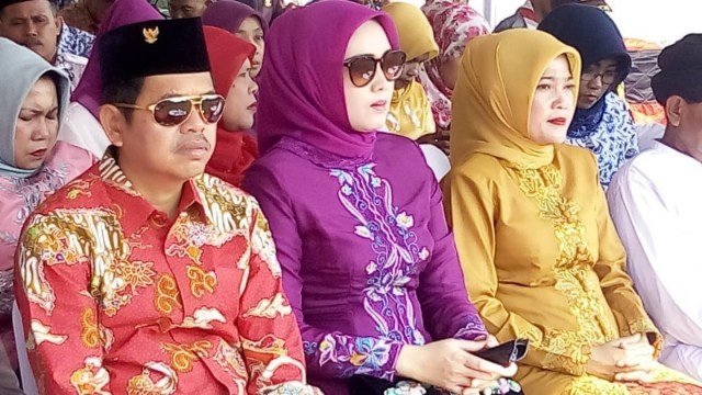 Dedi Mulyadi (kiri) dan istri, Anne Ratna Mustika (tengah). (Foto: Dok. Istimewa)