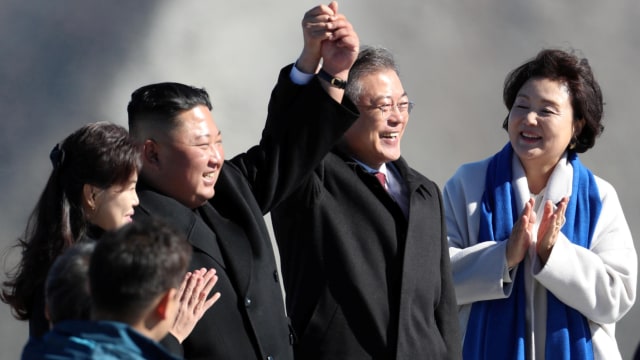 Kim Jong-un (ketiga kiri) dan Moon Jae-in (kedua kanan) di Gunung Paektu. (Foto: Pyeongyang Press Corps/Pool via REUTERS)