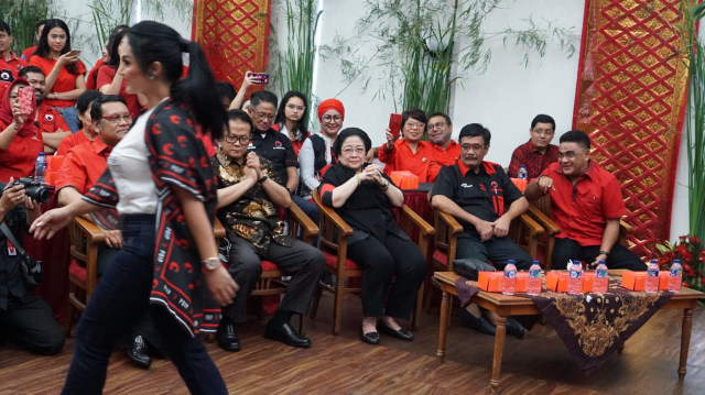 Krisdayanti saat fashion show di DPP PDI Perjuangan sekaligus peluncuran Tagline Kampanye dan Atribut Milenial, Jakarta, Kamis (20/9/2018). (Foto: Helmi Afandi Abdullah/kumparan)