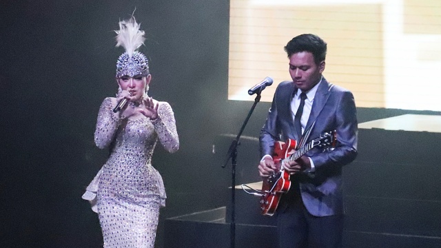 Syahrini dan Rendy Pandugo pada Konser Jambul Katulistiwa, Kamis (20/9/18).
 (Foto: Munady)