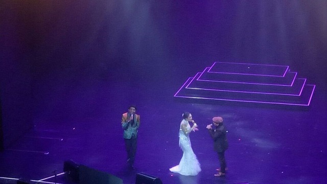 Syahrini berduet bersama Glenn Fredly dan Tompi pada Konser 10 Tahun Jambul Khatulistiwa, Journey of Syahrini, Kamis (20/8/18). (Foto: Mustika DN/kumparan)