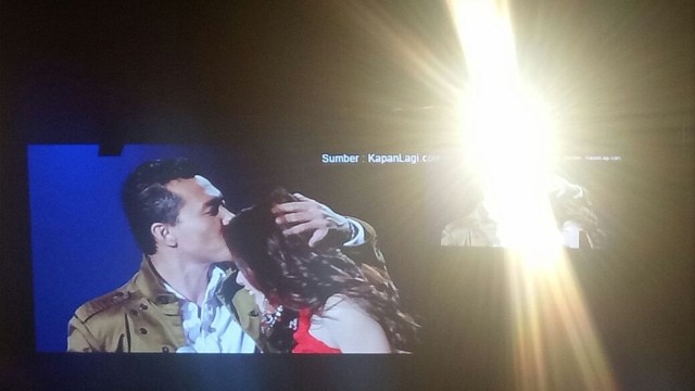 Tayangan foto Anang Hermansyah mencium kening Syahrini pada tahun 2010. (Foto: Mustika DN/kumparan)