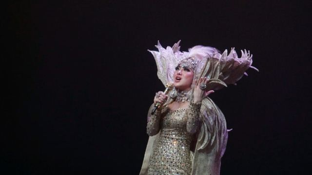 Aksi panggung Syahrini pada Konser 10 Tahun Jambul Khatulistiwa, Journey of Syahrini, Kamis (20/8/18). (Foto: Helmi Afandi/kumparan)