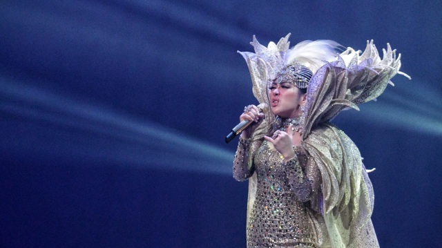 Aksi panggung Syahrini pada Konser 10 Tahun Jambul Khatulistiwa, Journey of Syahrini, Kamis (20/8/18). (Foto: Helmi Afandi/kumparan)