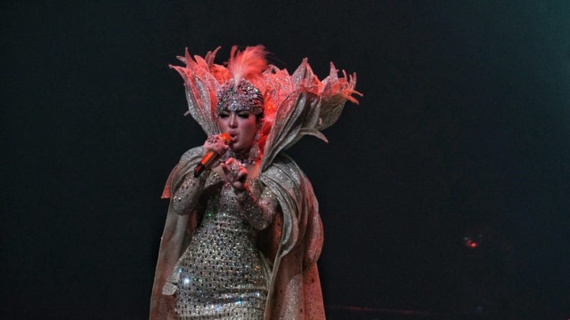 Aksi panggung Syahrini pada Konser 10 Tahun Jambul Khatulistiwa, Journey of Syahrini, Kamis (20/8/18). (Foto: Helmi Afandi/kumparan)