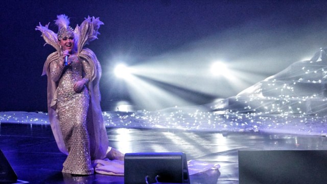 Aksi panggung Syahrini pada Konser 10 Tahun Jambul Khatulistiwa, Journey of Syahrini, Kamis (20/8/18). (Foto: Helmi Afandi/kumparan)