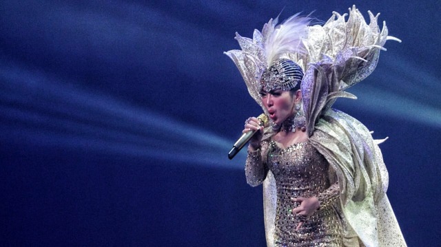 Aksi panggung Syahrini pada Konser 10 Tahun Jambul Khatulistiwa, Journey of Syahrini, Kamis (20/8/18). (Foto: Helmi Afandi/kumparan)