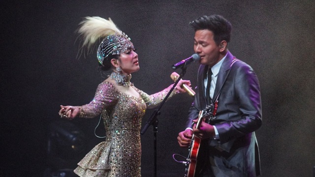Syahrini berduet bersama Rendy Pandugo pada Konser 10 Tahun Jambul Khatulistiwa, Journey of Syahrini, Kamis (20/8/18). (Foto: Helmi Afandi/kumparan)