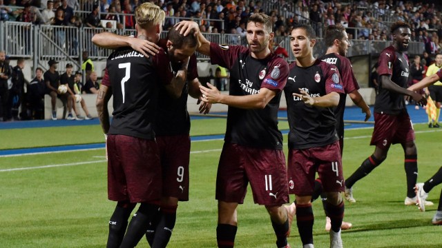 Para pemain AC Milan merayakan gol Gonzalo Higuain ke gawang F91 Dudelange pada matchday pertama Grup F Liga Europa 2018/19. (Foto: REUTERS/Eric Vidal)