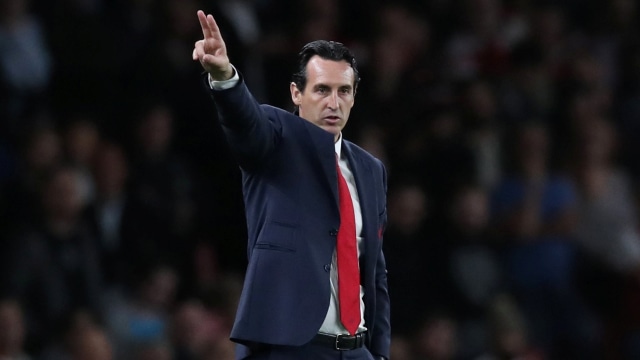 Unai Emery memberi instruksi pada pemain Arsenal saat menghadapi Vorskla di Liga Europa. Foto: Reuters/Peter Cziborra