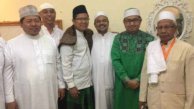Kiai Cholil Nafis (ketiga kiri) diutus Ma'ruf Amin temui Rizieq Syihab (ketiga kanan). (Foto: Dok. KH Cholil nafis)