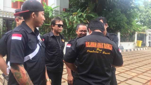 Para Relawan Anak Bangsa yang telah tiba di kediaman Prabowo. (Foto: Fachrizal/kumparan)