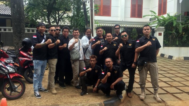 Para Relawan Anak Bangsa yang telah tiba di kediaman Prabowo. (Foto: Fachrizal/kumparan)