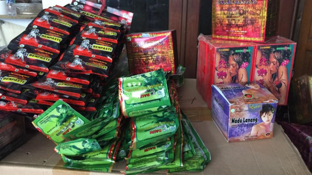 Penemuan obat ilegal oleh BPOM di kelurahan sukapura kecamatan Cilincing, Jakarta Utara. (Foto: Dofa/kumparan)