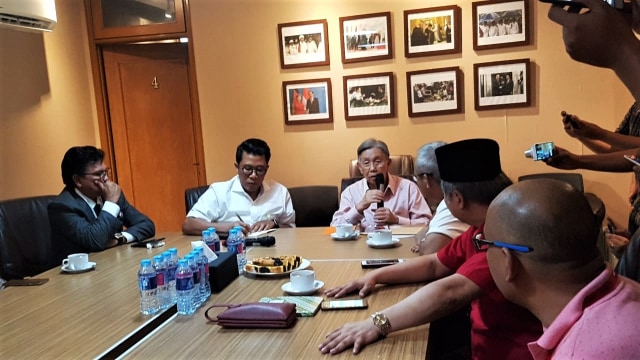 Kwik Kian Gie datang ke Posko Cemara.  (Foto: Efira Tamara Thenu/kumparan)