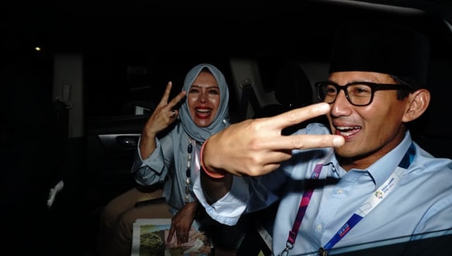Cawapres Sandiaga Uno Beserta Istri Salam Dua Jari Sebagai Nomor Urut Paslon. (Foto: Helmi/kumparan)