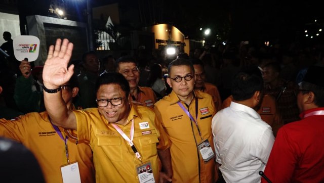 Oesman Sapta Odang bersama para kader Hanura saat salam 1 jari 5. (Foto: Helmi/kumparan)