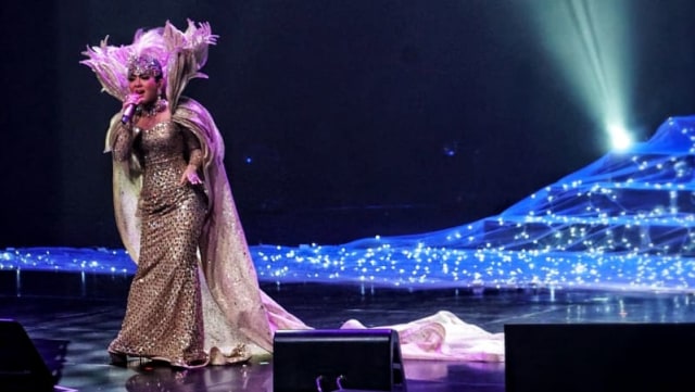 Syahrini Bagikan Cincin Emas 24 Karat di Konsernya