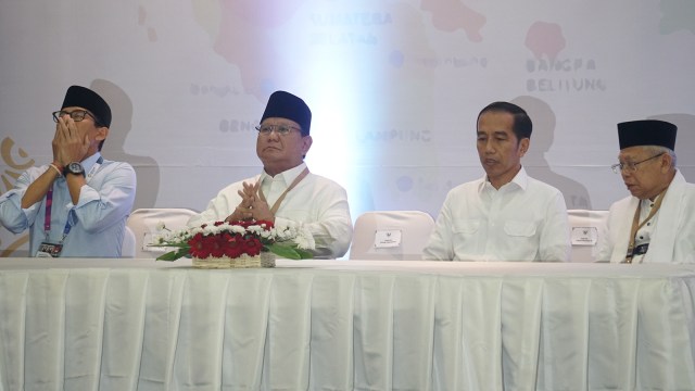 Jokowi-Ma'ruf dan Prabowo-Sandi di pengundian dan penetapan nomor urut pasangan calon presiden dan wakil presiden pemilihan umum tahun 2019 di KPU. Foto: Irfan Adi Saputra/kumparan