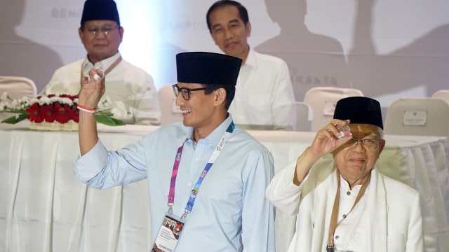 Jokowi-Ma'ruf dan Prabowo-Sandi di pengundian dan penetapan nomor urut pasangan calon presiden dan wakil presiden pemilihan umum tahun 2019 di KPU. (Foto: Irfan Adi Saputra/kumparan)