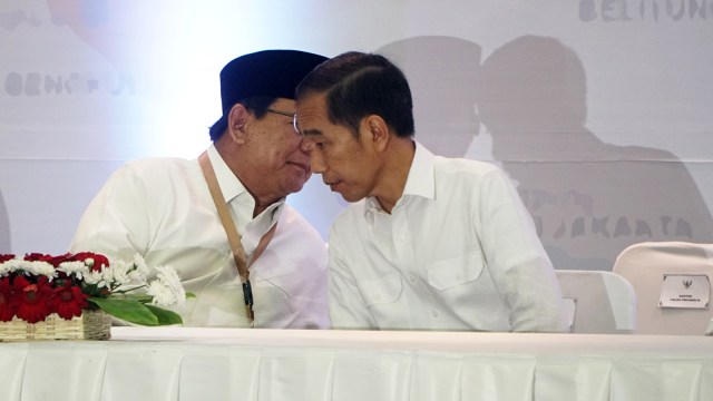 Jokowi dan Prabowo di pengundian dan penetapan nomor urut pasangan calon presiden dan wakil presiden pemilihan umum tahun 2019 di KPU. (Foto: Irfan Adi Saputra/kumparan)