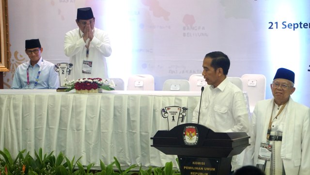 Jokowi-Ma'ruf dan Prabowo-Sandi di pengundian dan penetapan nomor urut pasangan calon presiden dan wakil presiden pemilihan umum tahun 2019 di KPU. (Foto: Irfan Adi Saputra/kumparan)