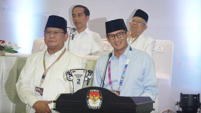 Jokowi-Ma'ruf dan Prabowo-Sandi di pengundian dan penetapan nomor urut pasangan calon presiden dan wakil presiden pemilihan umum tahun 2019 di KPU. (Foto: Irfan Adi Saputra/kumparan)