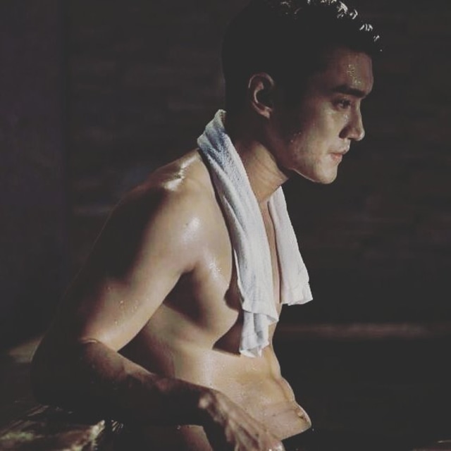 Sempat Dikabarkan Dekat Dengan Agnez Mo, Ini 7 Potret Kekar Choi Siwon (6)