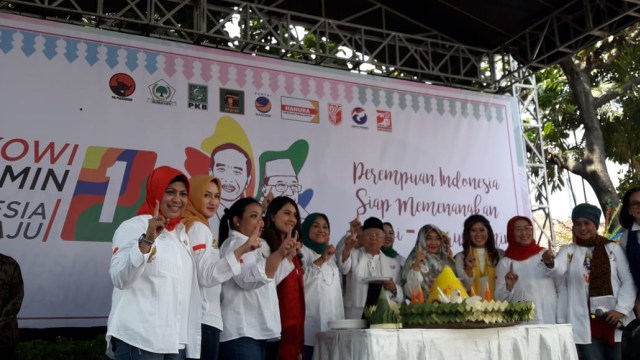 Pemotongan tumpeng setelah deklarasi dukungan terhadap Jokowi-Ma'ruf, Sabtu (22/9/2018). (Foto: Fadjar Hadi/kumparan)