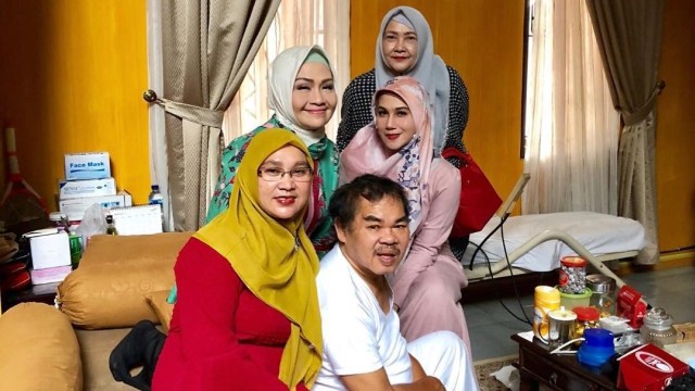 Marini Zurmanis, Lulu Zakaria, dan rekan artis lainnya menjenguk Mat Solar (Foto: Instagram @marinizumarnisreal)