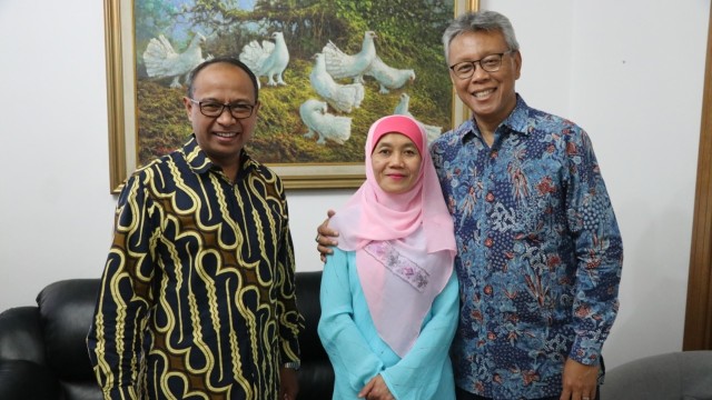 Sarisih (tengah) bersama pejabat KBRI Amman, Yordania, Sabtu (22/9/2018). (Foto: Dok. KBRI Amman Yordania)