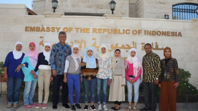 Sarisih bersama pejabat KBRI Amman, Yordania, Sabtu (22/9/2018). (Foto: Dok. KBRI Amman Yordania)