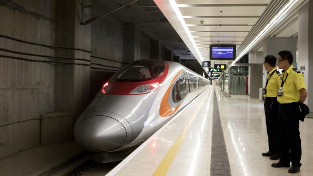 Jalur Kereta Ekspres Guangzhou-Shenzhen-Hong Kong Express (XRL) yang menuju Stasiun Guangzhou Nan berhenti di peron Stasiun Kowloon Barat, Hong Kong, China, Sabtu (22/9/2018). Foto: Giulia Marchi / Pool via REUTERS