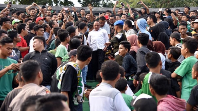 Edy Rahmayadi Turun ke Tribun Temui Suporter. (Foto: Dok. Biro Humas dan Keprotokolan Setda Provsu)